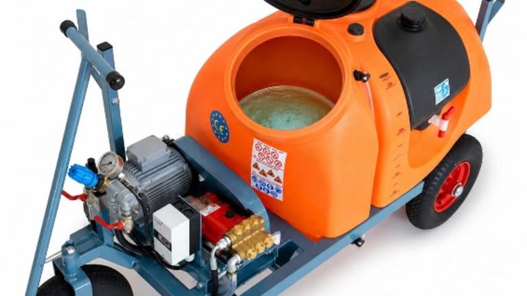 Orangefarbener Betonmischer auf blauem Fahrgestell mit rotem Rad, freigestellt