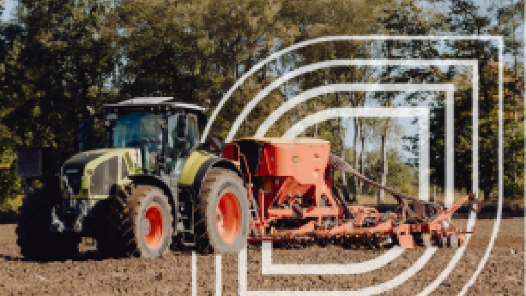 Traktor zieht rote Sämaschine über Acker; transparenter D‑Logo‑Overlay.