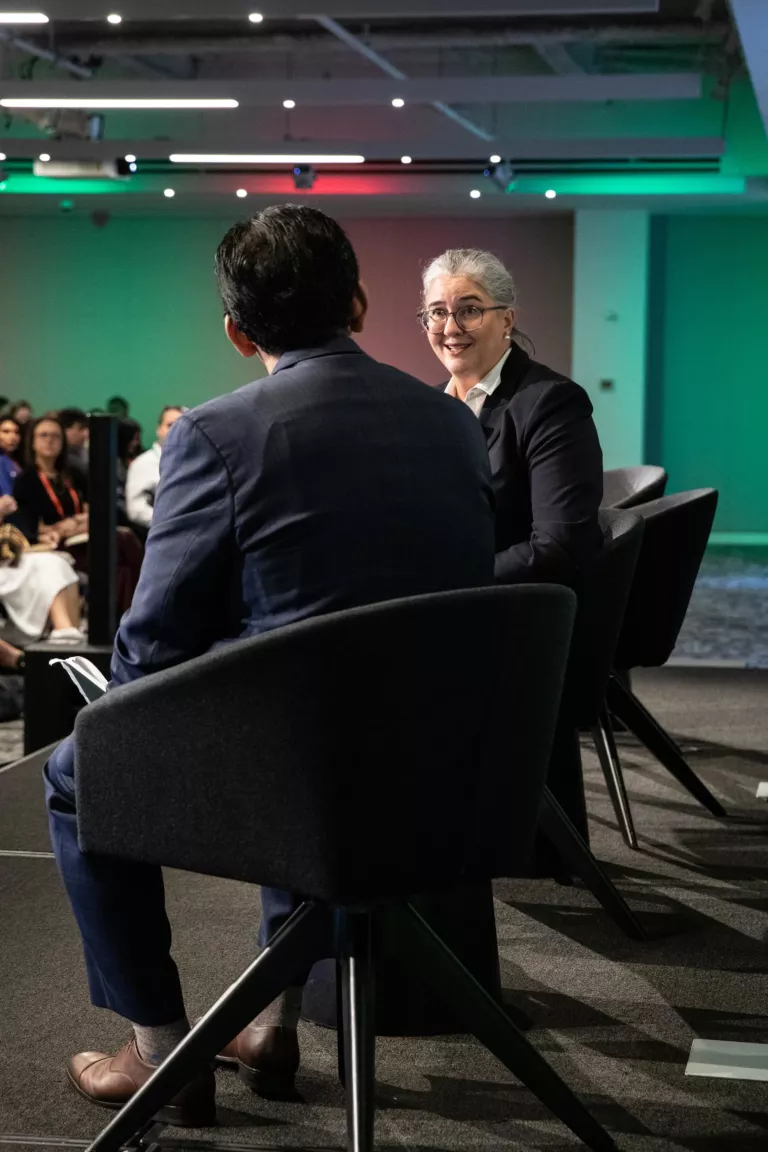 Alexandra Brand im Gespräch mit Vijay Vaitheeswaran