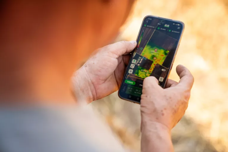 Landwirt nutzt Fernerkundung zur Feldüberwachung