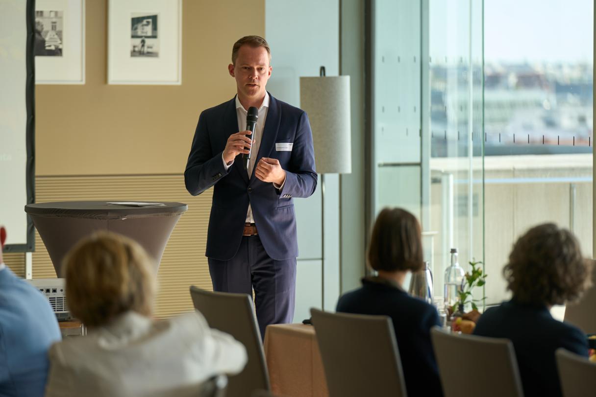 Christopher Sieler bei einem Vortrag im Deutschen Bundestag